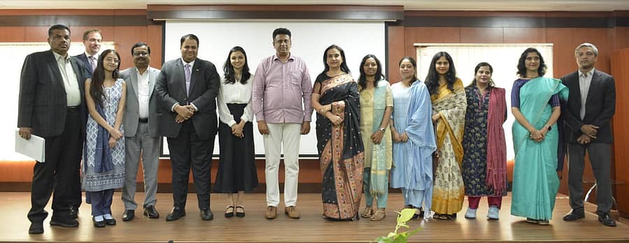 ಚೆವನಿಂಗ್- ಕರ್ನಾಟಕ ಸ್ನಾತಕೋತ್ತರ ವಿದ್ಯಾರ್ಥಿವೇತನ ಪಡೆದು ವಿದೇಶ ವ್ಯಾಸಂಗಕ್ಕೆ ತೆರಳುವ ವಿದ್ಯಾರ್ಥಿನಿಯರ ಜತೆ ಉನ್ನತ ಶಿಕ್ಷಣ ಸಚಿವ ಡಾ.ಎಂ.ಸಿ.ಸುಧಾಕರ್‌ ಮತ್ತು ತಂಡ