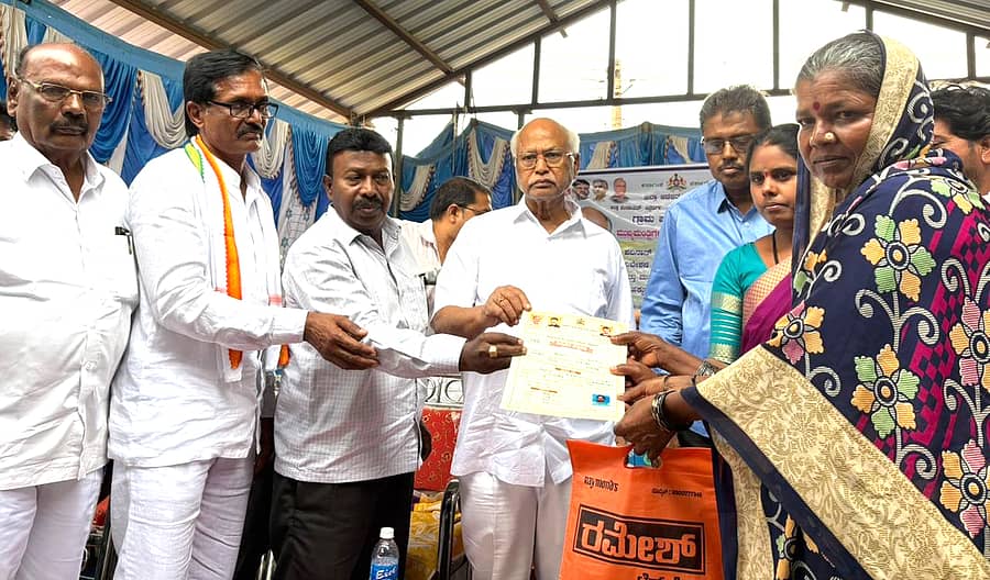 ಮೊಳಕಾಲ್ಮುರು ತಾಲ್ಲೂಕಿನ ರಾಯಾಪುರ ಮ್ಯಾಸರಹಟ್ಟಿಯಲ್ಲಿ ಶನಿವಾರ ನಡೆದ ಕಾರ್ಯಕ್ರಮದಲ್ಲಿ ಸುಡುಗಾಡ ಸಿದ್ಧರಿಗೆ ಶಾಸಕ ಎನ್.ವೈ. ಗೋಪಾಲಕೃಷ್ಣ ನಿವೇಶನಗಳ ಹಕ್ಕುಪತ್ರ ವಿತರಿಸಿದರು
