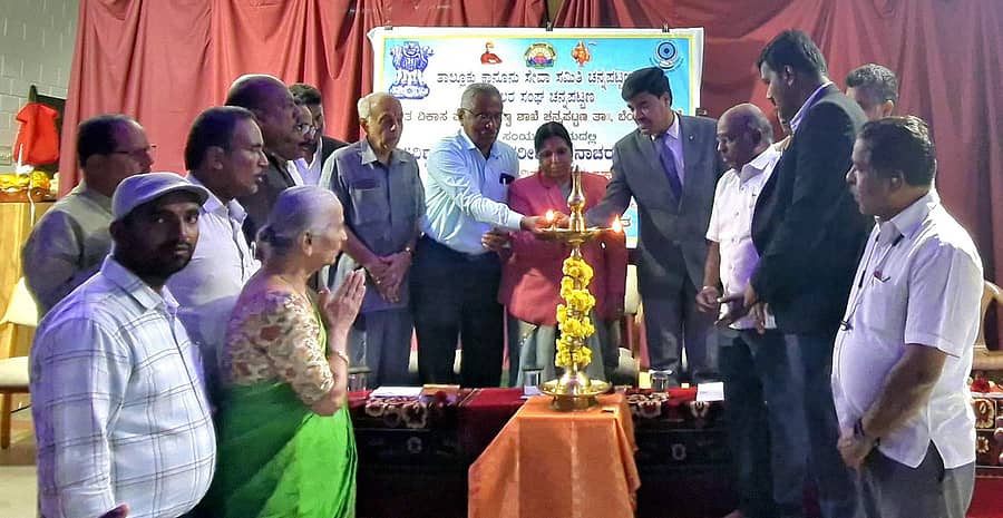 <div class="paragraphs"><p>ಚನ್ನಪಟ್ಟಣದಲ್ಲಿ ನಡೆದ ವಿಶ್ವ ಹಿರಿಯ ನಾಗರಿಕರ ದಿನಾಚರಣೆ ಹಾಗೂ ಕಾನೂನು ಅರಿವು ಕಾರ್ಯಕ್ರಮವನ್ನು ಹಿರಿಯ ಸಿವಿಲ್ ನ್ಯಾಯಾಧೀಶ ವೆಂಕಟೇಶಪ್ಪ ಉದ್ಘಾಟಿಸಿದರು. </p></div>