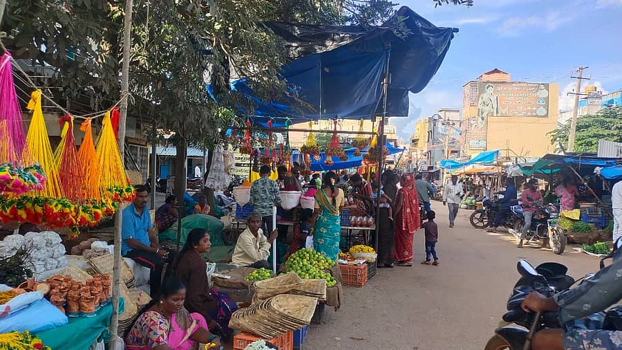 ವಿಜಯಪುರದಲ್ಲಿ ದೀಪಾವಳಿ ಹಬ್ಬಕ್ಕೆ ಪೂಜಾ ಸಾಮಗ್ರಿಗಳ ಮಾರಾಟ