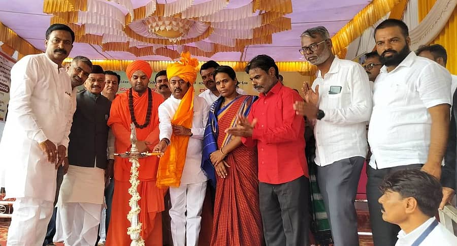 ಗುಳೇದಗುಡ್ಡ ಪಟ್ಟಣದಲ್ಲಿ ನಡೆದ ಇಂದಿರಾ ಕ್ಯಾಂಟೀನ್ ಮತ್ತು ವಿವಿಧ ಕಾಮಗಾರಿಗಳಿಗೆ ಭೂಮಿಪೂಜೆ ಸಮಾರಂಭವನ್ನು ಶಾಸಕ ಭೀಮಸೇನ ಚಿಮ್ಮನಕಟ್ಟಿ ಉದ್ಘಾಟಿಸಿದರು