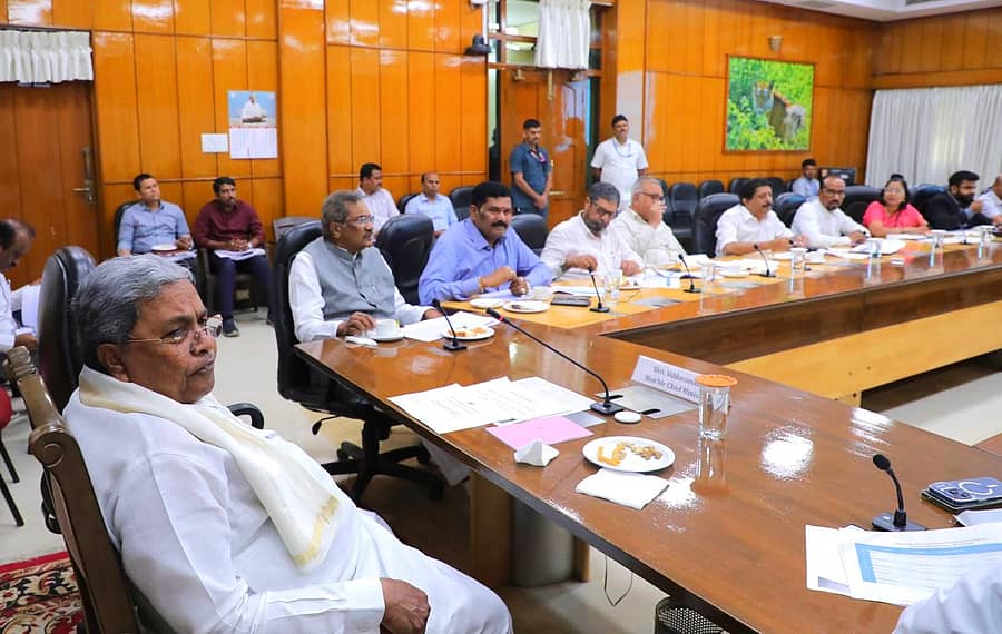 ಮುಖ್ಯಮಂತ್ರಿ ಸಿದ್ದರಾಮಯ್ಯ ಅವರು ಜಾತಿವಾರು ಸಮೀಕ್ಷೆಯ ಪ್ರಗತಿ ಪರಿಶೀಲನೆ ಭಾನುವಾರ ನಡೆಸಿದರು. ಸಚಿವರಾದ ಕೆ.ಜೆ. ಜಾರ್ಜ್‌, ಶಿವರಾಜ್‌ ತಂಗಡಗಿ, ರಾಮಲಿಂಗಾರೆಡ್ಡಿ, ಬೈರತಿ ಸುರೇಶ್‌ ಮತ್ತಿತರರು ಇದ್ದರು