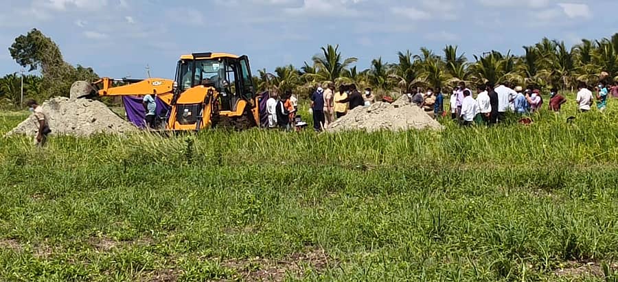 ಕಡೂರು ತಾಲ್ಲೂಕು ಕಸಬಾ ಹೋಬಳಿಯ ಆಲಘಟ್ಟ ಗ್ರಾಮದಲ್ಲಿ ಕೊಲೆ ಮಾಡಿ ಹೂತಿಟ್ಟಿದ್ದ ಶವವನ್ನು ಮರಣೋತ್ತರ ಪರೀಕ್ಷೆಗಾಗಿ ಭಾನುವಾರ ಜೆಸಿಬಿ ಯಂತ್ರದ ನೆರವಿನಿಂದ ಹೊರತೆಗೆಯಲಾಯಿತು