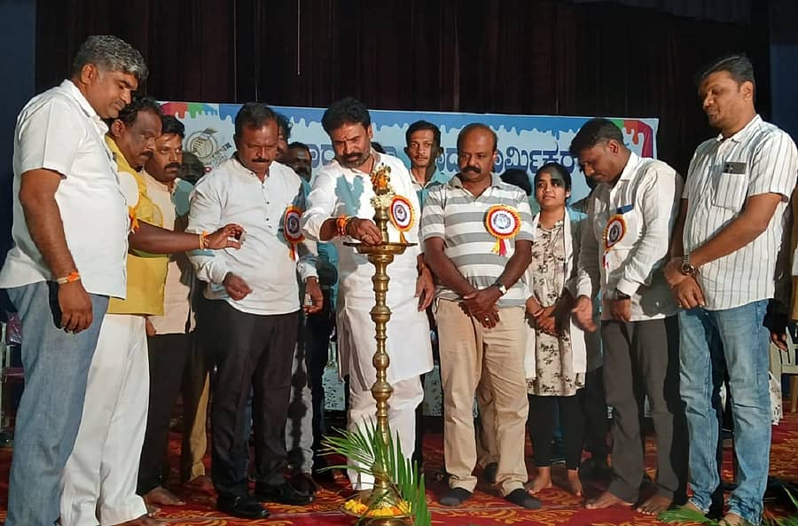 ಕೋಲಾರದಲ್ಲಿ ಜಿಲ್ಲಾ ಬಣ್ಣ ಕಾರ್ಮಿಕರ ಕ್ಷೇಮಾಭಿವೃದ್ದಿ ಸಂಘದ 20ನೇ ವಾರ್ಷಿಕೋತ್ಸವಕ್ಕೆ ಮಾಜಿ ಸಂಸದ ಎಸ್.ಮುನಿಸ್ವಾಮಿ ಚಾಲನೆ ನೀಡಿದರು