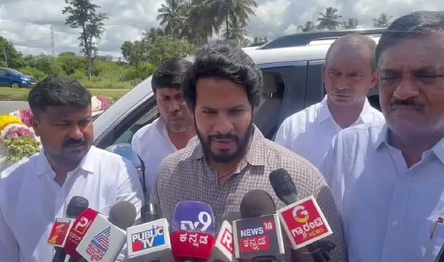 ಕೋಲಾರದಲ್ಲಿ ಭಾನುವಾರ ಸುದ್ದಿಗಾರರೊಂದಿಗೆ ಜೆಡಿಎಸ್‌ ರಾಜ್ಯ ಯುವ ಘಟಕದ ಅಧ್ಯಕ್ಷ ನಿಖಿಲ್ ಕುಮಾರಸ್ವಾಮಿ ಮಾತನಾಡಿದರು