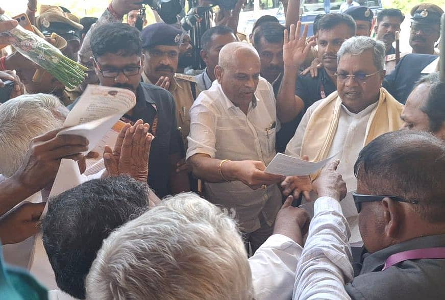 ದೊಡ್ಡಬಳ್ಳಾಪುರಕ್ಕೆ ಭಾನುವಾರ ಆಗಮಿಸಿದ್ದ ಮುಖ್ಯಮಂತ್ರಿ ಸಿದ್ದರಾಮಯ್ಯ ಅವರಿಗೆ ಜಿಲ್ಲಾ ಆಸ್ಪತ್ರೆ ಹೋರಾಟ ಸಮಿತಿ ಮುಖಂಡರು ಮನವಿ ಸಲ್ಲಿಸಿದರು