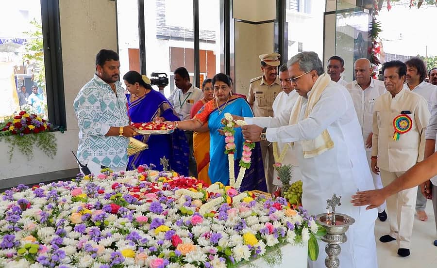 ದೊಡ್ಡಬಳ್ಳಾಪುರದಲ್ಲಿ ಭಾನುವಾರ ನಡೆದ ಆರ್‌.ಎಲ್‌.ಜಾಲಪ್ಪ ಜನ್ಮಶತಮಾನೋತ್ಸವದಲ್ಲಿ ಮುಖ್ಯಮಂತ್ರಿ ಸಿದ್ದರಾಮಯ್ಯ, ಸಮಾಧಿಗೆ ಪುಷ್ಪನಮನ ಸಲ್ಲಿಸಿದರು