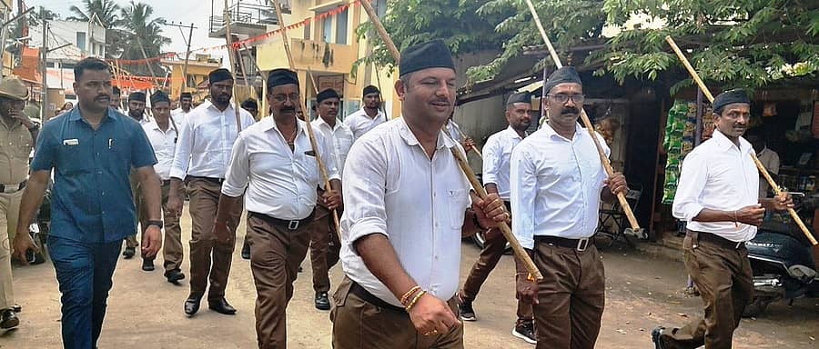 ಪಾಂಡವಪುರದಲ್ಲಿ ಭಾನುವಾರ ನಡೆದ ಆರ್‌ಎಸ್‌ಎಸ್ ಪಥಸಂಚಲನದಲ್ಲಿ ಬಿಜೆಪಿ ಜಿಲ್ಲಾ ಘಟಕದ ಅಧ್ಯಕ್ಷ ಡಾ. ಎನ್.ಎಸ್.ಇಂದ್ರೇಶ್‌ ಪಾಲ್ಗೊಂಡಿದ್ದರು