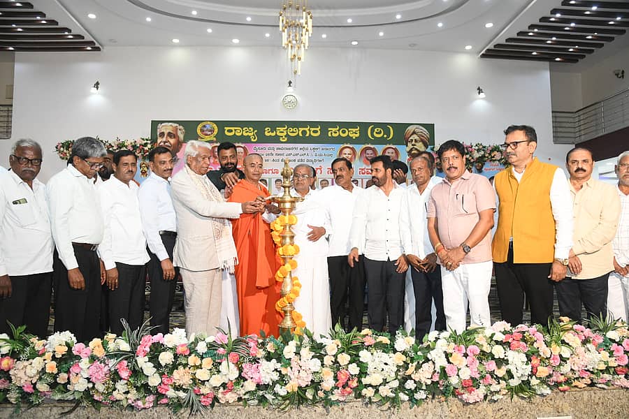 ಮೈಸೂರಿನಲ್ಲಿ ಭಾನುವಾರ ಆಯೋಜಿಸಿದ್ದ ‘ಮೈಸೂರು– ಚಾಮರಾಜನಗರ ಜಿಲ್ಲೆಗಳ ಎಸ್‌ಎಸ್‌ಎಲ್‌ಸಿ– ಪಿಯು ಪರೀಕ್ಷೆಯಲ್ಲಿ ಹೆಚ್ಚು ಅಂಕ ಪಡೆದವರಿಗೆ ಪ್ರತಿಭಾ ಪುರಸ್ಕಾರ ಹಾಗೂ ಸಾಧಕರಿಗೆ ಸನ್ಮಾನ ಕಾರ್ಯಕ್ರಮವನ್ನು ಶಾಸಕ ಜಿ.ಟಿ.ದೇವೇಗೌಡ, ಸೋಮೇಶ್ವರನಾಥ ಸ್ವಾಮೀಜಿ, ಮುಖಂಡ ಡಿ.ಮಾದೇಗೌಡ ಉದ್ಘಾಟಿಸಿದರು