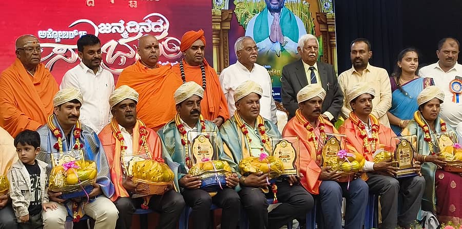 ಮಂಡ್ಯ ನಗರದ ಅಂಬೇಡ್ಕರ್ ಭವನದಲ್ಲಿ ನಡೆದ ಸಮಾಜಮುಖಿ ಕಾರ್ಯಕ್ರಮದಲ್ಲಿ ವಿವಿಧ ಕ್ಷೇತ್ರಗಳ ಸಾಧಕರನ್ನು ಸನ್ಮಾನಿಸಲಾಯಿತು