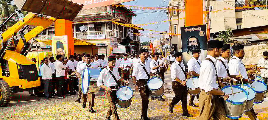 ಸವದತ್ತಿಯಲ್ಲಿ ರಾಷ್ಟ್ರೀಯ ಸ್ವಯಂ ಸೇವಕ ಸಂಘದ ಶತಮಾನೋತ್ಸವ ಹಾಗೂ ವಿಜಯದಶಮಿ ಅಂಗವಾಗಿ ನಗರದ ಪ್ರಮುಖ ಬೀದಿಗಳಲ್ಲಿ ಗಣವೇಶಧಾರಿಗಳು ಪಥ ಸಂಚಲನ ನಡೆಸಿದರು
