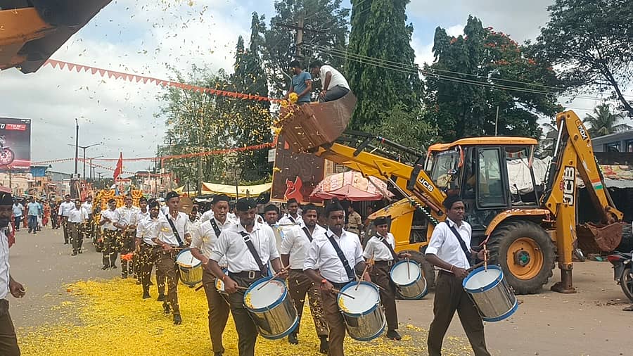 ತುರುವೇಕೆರೆಯಲ್ಲಿ ನಡೆದ ಆರ್‌ಎಸ್‌ಎಸ್ ಪಥಸಂಚಲನದಲ್ಲಿ ಗಣವೇಷಧಾರಿಗಳ ಮೇಲೆ ಜೆಸಿಬಿ ಮೂಲಕ ಹೂ ಸುರಿಸಲಾಯಿತು