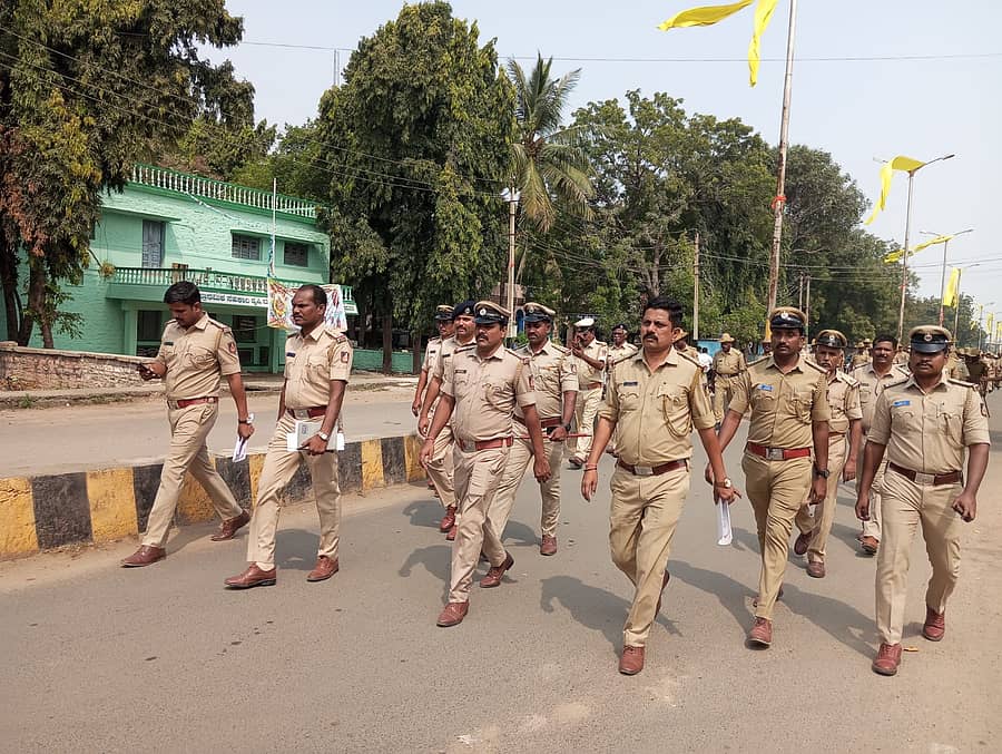 <div class="paragraphs"><p>ಚಿತ್ತಾಪುರದಲ್ಲಿ ಪೊಲೀಸರು<strong>&nbsp;</strong>ಪಥಸಂಚಲನ ನಡೆಸಿದರು.</p></div>