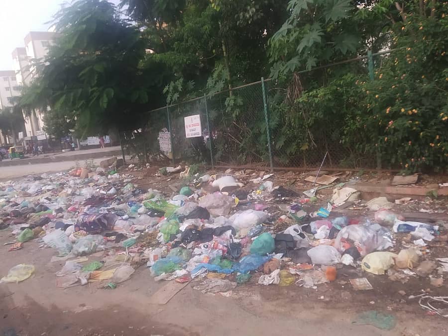 ಕೆಂಗೇರಿಯ ಮೈಲಸಂದ್ರದಲ್ಲಿ ಬೆಸ್ಕಾಂ ಕಚೇರಿ ಮುಂಭಾಗದ ಪಾದಚಾರಿ ಮಾರ್ಗದಲ್ಲಿ ಕಸದ ರಾಶಿ ಬಿದ್ದಿದೆ