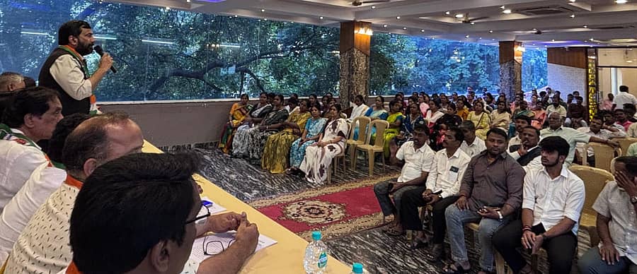 ಕೆಪಿಸಿಸಿ ವತಿಯಿಂದ ಮಹಾಲಕ್ಷ್ಮಿ ಲೇಔಟ್ ವಿಧಾನಸಭಾ ಕ್ಷೇತ್ರದಲ್ಲಿ ನಡೆದ ಸಹಿ ಸಂಗ್ರಹ ಅಭಿಯಾನದಲ್ಲಿ ಸಲೀಂ ಅಹ್ಮದ್ ಮಾತನಾಡಿದರು