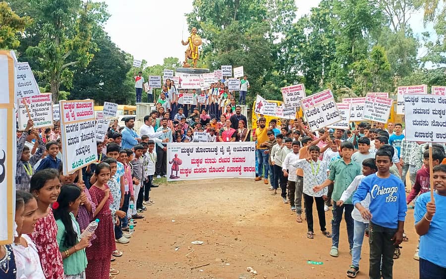 ಮಾಗಡಿ ಕೆಂಪೇಗೌಡ ಪ್ರತಿಮೆ ಬಳಿ ಶಾಲಾ ಮಕ್ಕಳು ಪ್ರತಿಮೆ ಉಳಿಸಿ ಘೋಷಣೆ ಕೂಗಿದರು