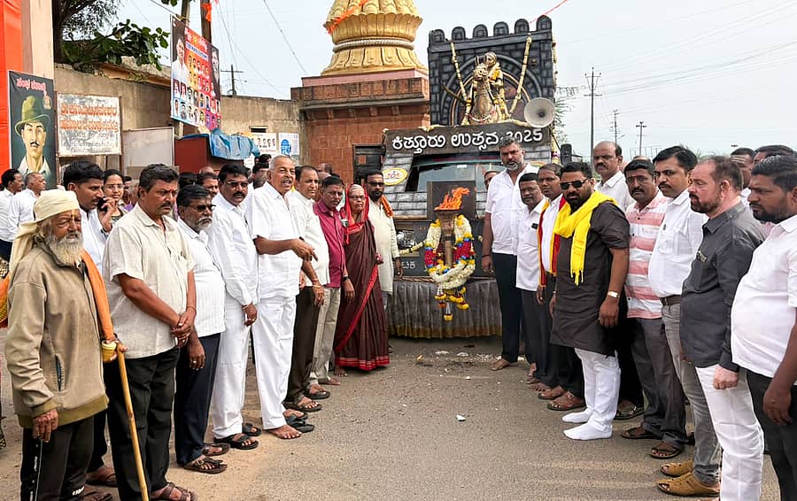 ಸವದತ್ತಿಯಲ್ಲಿ ಕಿತ್ತೂರು ಉತ್ಸವದ ವೀರ ಜ್ಯೋತಿಗೆ ಶಾಸಕ ವಿಶ್ವಾಸ ವೈದ್ಯ ಹಾಗೂ ತಾಲ್ಲೂಕು ಆಡಳಿತದಿಂದ ಪೂಜೆ ಸಲ್ಲಿಸಿ ಸ್ವಾಗತಿಸಲಾಯಿತು