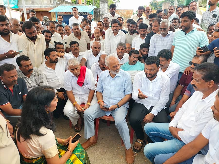 ಹಾಸನಾಂಬ ದೇಗುಲದ ಪ್ರವೇಶ ದ್ವಾರದಲ್ಲಿ ಪ್ರತಿಭಟನೆ ನಡೆಸಿದ ಜೆಡಿಎಸ್‌ ಶಾಸಕರು, ಮುಖಂಡರ ಜೊತೆಗೆ ಜಿಲ್ಲಾಧಿಕಾರಿ ಕೆ.ಎಸ್‌.ಲತಾಕುಮಾರಿ ಮಾತುಕತೆ ನಡೆಸಿದರು