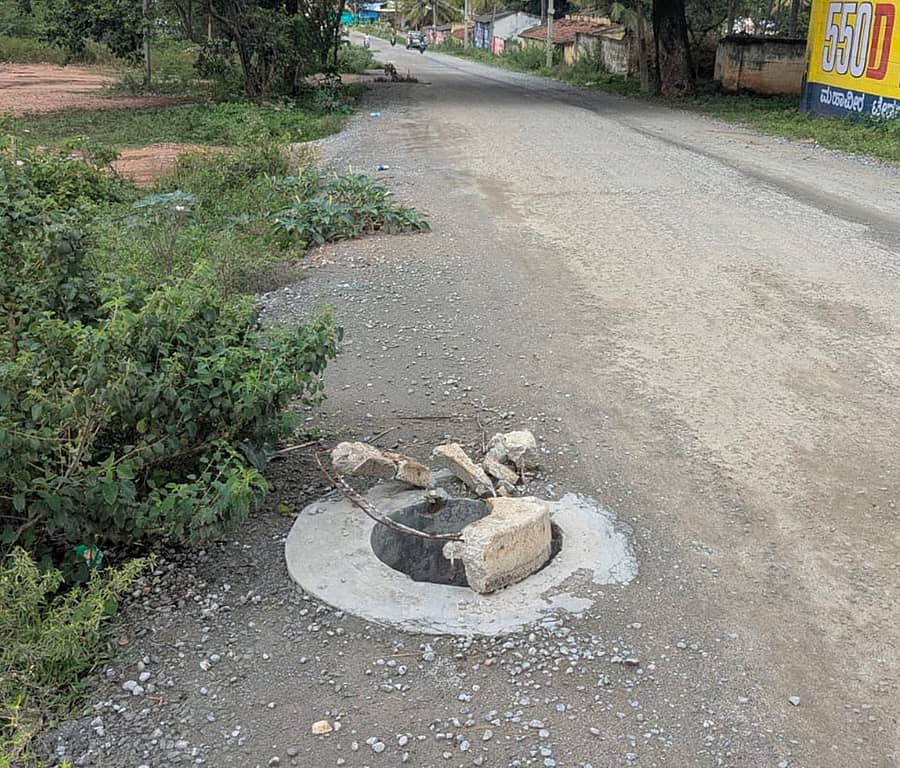 ಚಾಮರಾಜನಗರದ ನಿಜಗುಣ ರೆಸಿಡೆನ್ಸಿಗೆ ಸಂಪರ್ಕಿಸು ರಸ್ತೆಯ ಬದಿ ಅಪಾಯಕಾರಿ ಸ್ಥಿತಿಯಲ್ಲಿರುವ ಮ್ಯಾನ್‌ಹೋಲ್‌