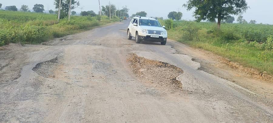 ಶಹಾಪುರ-ಶಿರವಾಳ ರಸ್ತೆ ಹದಗೆಟ್ಟಿರುವುದು