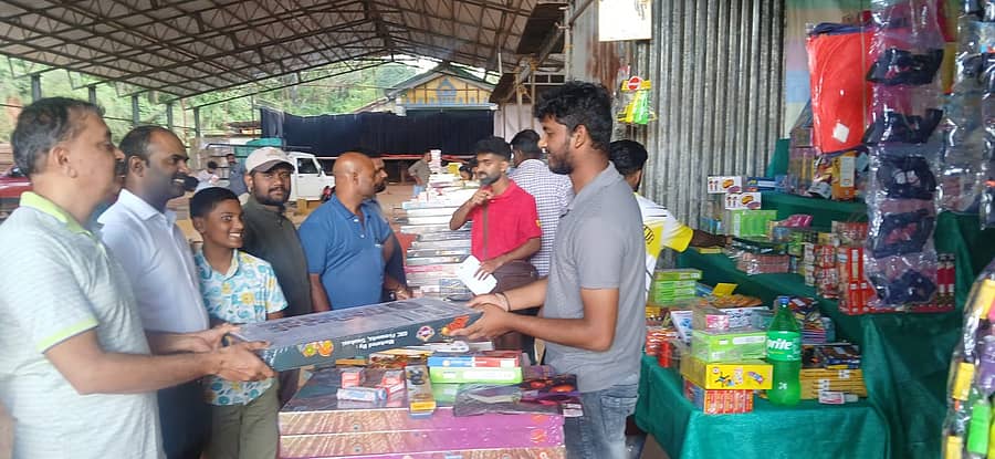 ಮಡಿಕೇರಿಯ ಗಾಂಧಿ ಮೈದಾನದಲ್ಲಿ ಪಟಾಕಿ ಖರೀದಿಯಲ್ಲಿ ಸಾರ್ವಜನಿಕರು ಭಾನುವಾರ ತೊಡಗಿದ್ದರು
