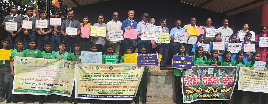 ಕುಶಾಲನಗರ ಫಾತಿಮ ಪ್ರೌಢಶಾಲೆಯಲ್ಲಿ ನಡೆದ ಹಸಿರು ದೀಪಾವಳಿ ಆಚರಣೆ ಸಂದರ್ಭದಲ್ಲಿ ಬಿಇಒ ಎಂ.ಕೃಷ್ಣಪ್ಪ ಪರಿಸರ ಪ್ರತಿಜ್ಞಾ ವಿಧಿ ಬೋಧಿಸಿದರು.