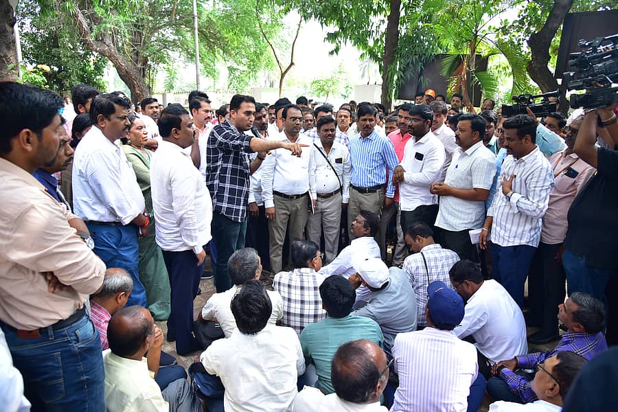ಸಾಮಾಜಿಕ ಶೈಕ್ಷಣಿ ಸಮೀಕ್ಷೆ ನಡೆಸದಿರಲು ನಿರ್ಧರಿಸಿ ಬಳ್ಳಾರಿ ತಾಲೂಕು ಪಂಚಾಯಿತಿ ಆವರಣದಲ್ಲಿ ಭಾನುವಾರ ಪ್ರತಿಭಟನೆ ಕುಳಿತಿದ್ದ ಶಿಕ್ಷಕರೊಂದಿಗೆ ಸಮಾಲೋಚನೆ ನಡೆಸುತ್ತಿರುವ ಜಿಲ್ಲಾ ಪಂಚಾಯಿತಿ ಸಿಇಒ ಮೊಹಮದ್‌ ಹ್ಯಾರಿಸ್‌ ಸುಮೇರ್‌
