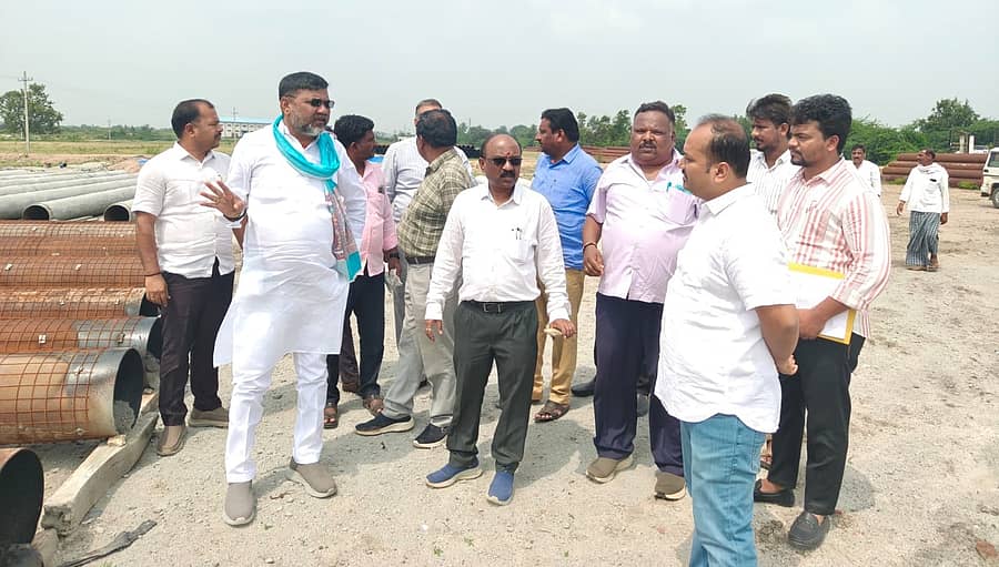 ಮಸ್ಕಿ ತಾಲ್ಲೂಕಿನ ಹೂವಿನಭಾವಿಯಲ್ಲಿ ನಡೆಯುತ್ತಿರುವ ಕೆರೆ ಅಭಿವೃದ್ಧಿ ಕಾಮಗಾರಿಯನ್ನು ಶಾಸಕ ಆರ್. ಬಸನಗೌಡ ತುರ್ವಿಹಾಳ ಭಾನುವಾರ ಸಣ್ಣ ನೀರಾವರಿ ಇಲಾಖೆ ಅಧಿಕಾರಿಗಳ ತಂಡದೊಂದಿಗೆ ಪರಿಶೀಲಿಸಿದರು