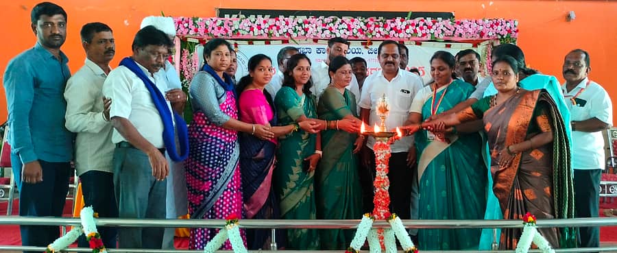 ಬೀರೂರಿನ ಗುರುಭವನದಲ್ಲಿ ಭಾನುವಾರ ಪುರಸಭೆ ಹಮ್ಮಿಕೊಂಡಿದ್ದ ಪೌರಕಾರ್ಮಿಕರ ದಿನಾಚರಣೆಯನ್ನು ಶಾಸಕ ಕೆ.ಎಸ್.ಆನಂದ್ ಉದ್ಘಾಟಿಸಿದರು. ಅಧ್ಯಕ್ಷೆ ಭಾಗ್ಯಲಕ್ಷ್ಮಿ, ಉಪಾಧ್ಯಕ್ಷ ಎನ್.ಎಂ.ನಾಗರಾಜ್, ಮುಖ್ಯಾಧಿಕಾರಿ ಜಿ.ಪ್ರಕಾಶ್ ಭಾಗವಹಿಸಿದ್ದರು