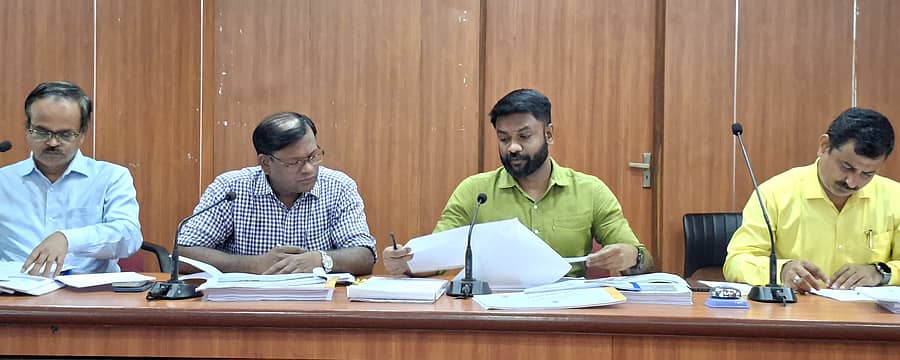 ಕಾರವಾರದ ಜಿಲ್ಲಾ ಪಂಚಾಯಿತಿ ಸಭಾಂಗಣದಲ್ಲಿ ಸಿಇಒ ಡಾ.ದಿಲೀಷ್ ಶಶಿ ಅಧ್ಯಕ್ಷತೆಯಲ್ಲಿ ಜಿಲ್ಲಾ ನೀರು ಮತ್ತು ನೈರ್ಮಲ್ಯ ಸಮಿತಿ ಸಭೆ ನಡೆಯಿತು.