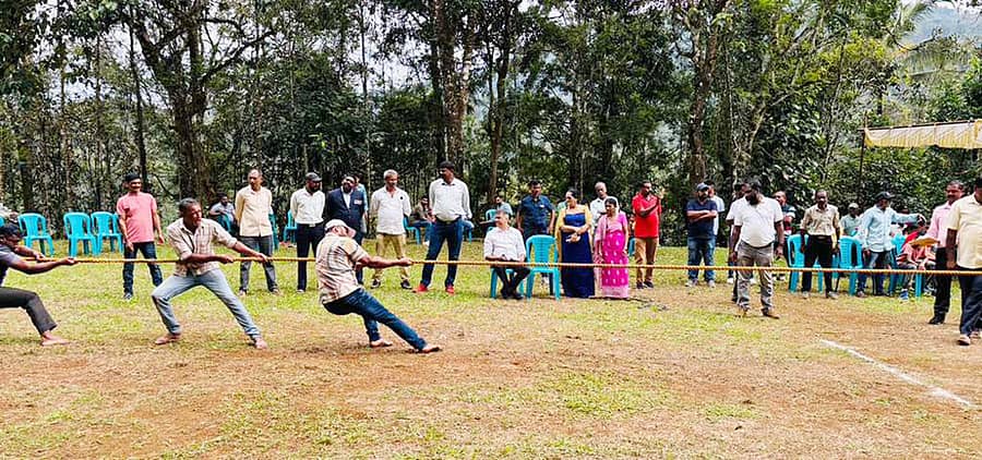 ನಾಪೋಕ್ಲು ಬಳಿಯ ಮರಂದೋಡು ಸರ್ಕಾರಿ ಮಾದರಿ ಪ್ರಾಥಮಿಕ ಶಾಲಾ ಆಟದ ಮೈದಾನದಲ್ಲಿ ಆಯೋಜಿಸಲಾಗಿದ್ದ  42ನೇ ವರ್ಷದ ವಾರ್ಷಿಕ ಕ್ರೀಡಾಕೂಟದಲ್ಲಿಹಗ್ಗ ಜಗ್ಗಾಟ ಸ್ಪರ್ಧೆಯು ಜನಮನ ರಂಜಿಸಿತು.