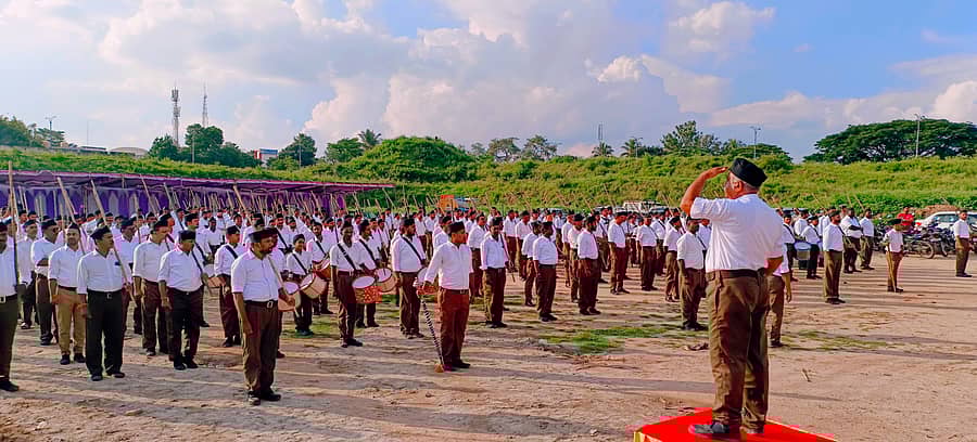 ಮಾಗಡಿ ಕೋಟೆ ಮೈದಾನದಲ್ಲಿ ಭಾನುವಾರ ಆರ್ಎಸ್ಎಸ್ ಪಥಸಂಚನದಲ್ಲಿ ಗಣವೇಷದಾರಿಗಳು ಭಾಗವಹಿಸಿದ್ದರು