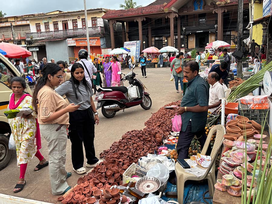 ಉಡುಪಿಯ ರಥಬೀದಿಯಲ್ಲಿ ಗ್ರಾಹಕರು ಹಣತೆಗಳನ್ನು ಖರೀದಿಸಿದರು