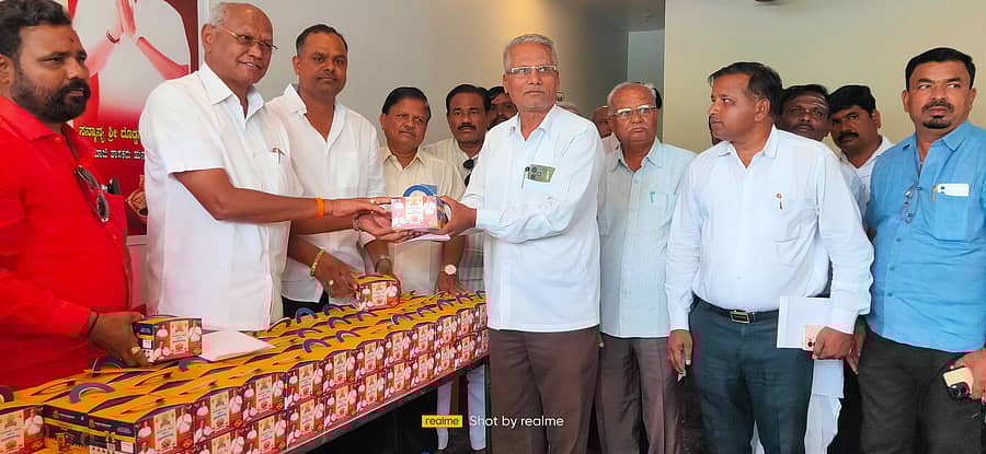 ಹುನಗುಂದದಲ್ಲಿ ದೀಪಾವಳಿ ಅಂಗವಾಗಿ ಬಿಜೆಪಿ ಯುವ ಮುಖಂಡ ಬಸವರಾಜ ಹೊಸೂರ ಅವರ ಗೃಹ ಕಚೇರಿಯಲ್ಲಿ ಆಯೋಜಿಸಿದ್ದ ಕಾರ್ಯಕ್ರಮದಲ್ಲಿ ಮಾಜಿ ಶಾಸಕ ದೊಡ್ಡನಗೌಡ ಪಾಟೀಲ ಸಾರ್ವಜನಿಕರಿಗೆ ಸಿಹಿ ವಿತರಿಸಿದರು