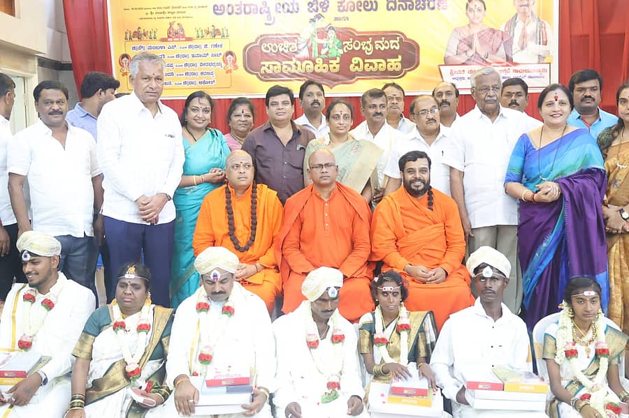 ಲಗ್ಗೆರೆಯಲ್ಲಿ ಹಮ್ಮಿಕೊಂಡಿದ್ದ ಸಾಮೂಹಿಕ ವಿವಾಹ ಕಾರ್ಯಕ್ರಮದಲ್ಲಿ ಒಂದಾದ ಜೋಡಿಗಳು.