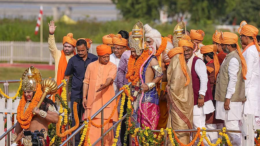 <div class="paragraphs"><p>ದೀಪೋತ್ಸವದ ವೇಳೆ ಶ್ರೀರಾಮ ಮತ್ತು ಸೀತೆಯ<em> </em>ವೇಷಧಾರಿಗಳೊಂದಿಗೆ&nbsp;ಉತ್ತರ ಪ್ರದೇಶ ಮುಖ್ಯಮಂತ್ರಿ ಯೋಗಿ ಆದಿತ್ಯನಾಥ</p></div>