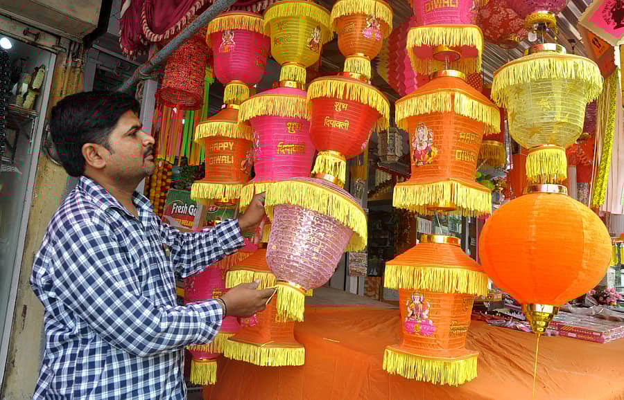 ಆಕಾಶಬುಟ್ಟಿ ಖರೀದಿಯಲ್ಲಿ ನಿರತವಾಗಿರುವ ಸಾರ್ವಜನಿಕರು.