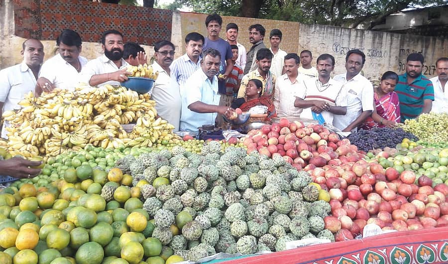 ಕನಕಗಿರಿಯಲ್ಲಿ ಹಣ್ಣುಗಳ ಮಾರಾಟ 