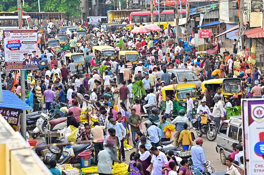 ದಾವಣಗೆರೆಯ ಪ್ರವಾಸಿ ಮಂದಿರ ರಸ್ತೆಯಲ್ಲಿ ದೀಪಾವಳಿ ಹಬ್ಬಕ್ಕೆ ಸೋಮವಾರ ಹೂ–ಹಣ್ಣು ಖರೀದಿಯಲ್ಲಿ ತೊಡಗಿದ ಜನರು –ಪ್ರಜಾವಾಣಿ ಚಿತ್ರ/ಸತೀಶ್ ಬಡಿಗೇರ