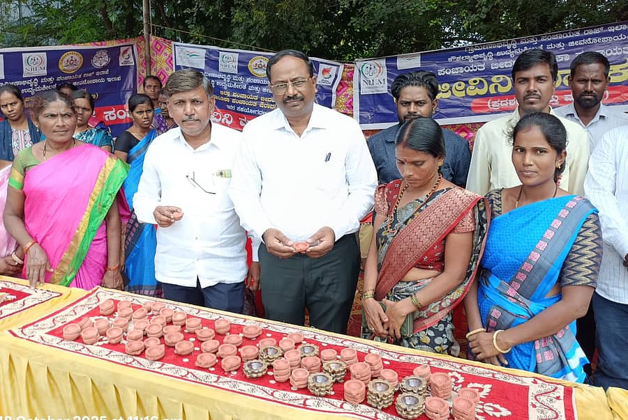 ಔರಾದ್ ತಾಲ್ಲೂಕು ಪಂಚಾಯಿತಿ ಪ್ರಾಂಗಣದಲ್ಲಿ ಸ್ವಸಹಾಯ ಸಂಘದ ಮಹಿಳೆಯರು ತಯಾರಿಸಿದ ಗೃಹೋಪಯೋಗಿ ವಸ್ತುಗಳ ಮೇಳವನ್ನು ತಾಲ್ಲೂಕು ಪಂಚಾಯಿತಿ ಸಹಾಯಕ ನಿರ್ದೇಶಕ ಶಿವಕುಮಾರ ಘಾಟೆ, ಇತರರು ವೀಕ್ಷಿಸಿದರು