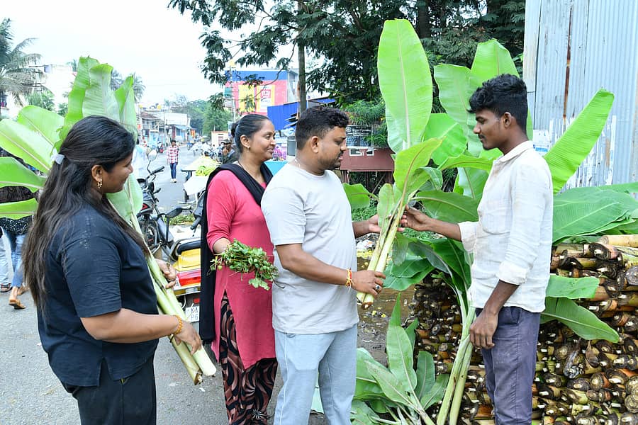 ಹಾವೇರಿ ಮಾರುಕಟ್ಟೆಯಲ್ಲಿ ಜನರು ಸೋಮವಾರ ಬಾಳೆ ಗಿಡಗಳನ್ನು ಖರೀದಿಸಿದರು