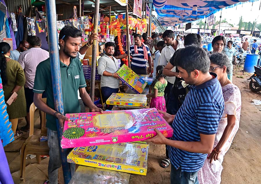 ದಾವಣಗೆರೆಯ ಹೈಸ್ಕೂಲ್ ಮೈದಾನದಲ್ಲಿ ದೀಪಾವಳಿ ಹಬ್ಬಕ್ಕೆ ಸೋಮವಾರ ಪಟಾಕಿ ಖರೀದಿಸಿದ ಜನರು –ಪ್ರಜಾವಾಣಿ ಚಿತ್ರ