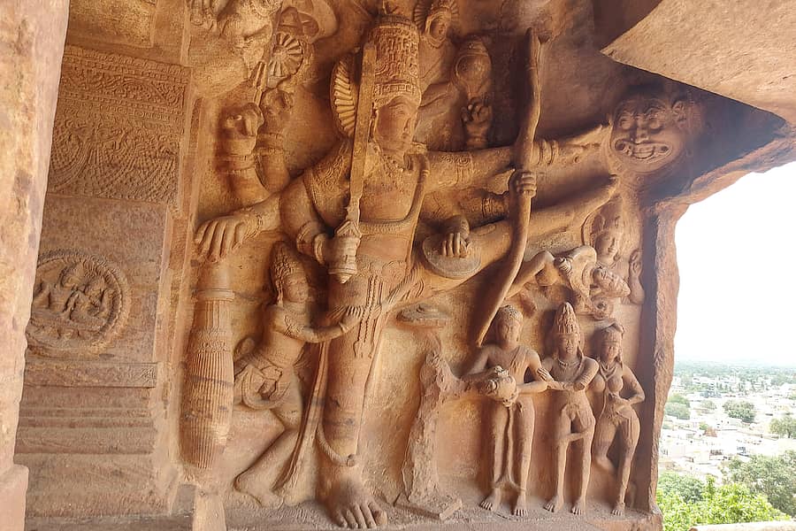 ಬಾದಾಮಿ ಮೂರನೇ ಬಸದಿಯಲ್ಲಿ ಪೂರ್ವಾಭಿಮುಖವಾಗಿ ಕೆತ್ತನೆ ಮಾಡಿರುವ ಬೃಹದಾಕಾರದ ತ್ರಿವಿಕ್ರಮ ಮೂರ್ತಿಯೊಂದಿಗೆ ಬಲಿಚಕ್ರವರ್ತಿ