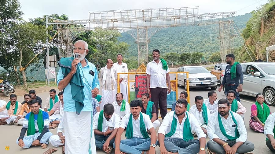 ಅರಣ್ಯ ಪ್ರದೇಶದಲ್ಲಿ ಮೇಯುವ ಸ್ಥ‌ಳೀಯ ರೈತರ ಜಾನುವಾರುಗಳನ್ನು ಪಟಾಕಿ ಸಿಡಿಸಿ ಓಡಿಸುತ್ತಿರುವ ಅರಣ್ಯ ಇಲಾಖೆ ಅಧಿಕಾರಿಗಳ ಕ್ರಮ ಖಂಡಿಸಿ ಸೋಮವಾರ ಮಹದೇಶ್ವರ ಬೆಟ್ಟದ ಚೆಕ್‌ಪೋಸ್ಟ್ ಬಳಿ ರೈತರು ಪ್ರತಿಭಟನೆ ನಡೆಸಿದರು