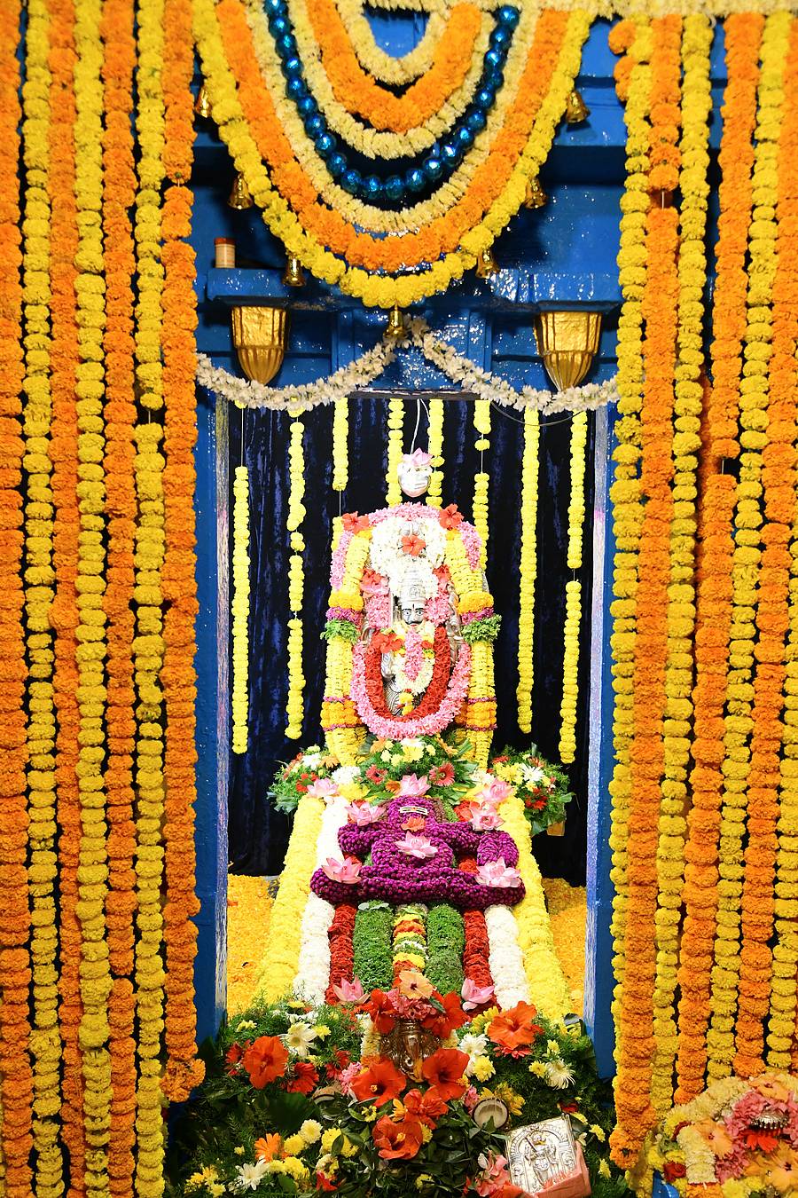 ಹಾವೇರಿಯ ವೀರಭದ್ರೇಶ್ವರ ದೇವರ ಜಾತ್ರಾ ಮಹೋತ್ಸವ ನಿಮಿತ್ತ ದೇವರಿಗೆ ವಿಶೇಷ ಹೂವಿನ ಅಲಂಕಾರ ಮಾಡಲಾಗಿತ್ತು