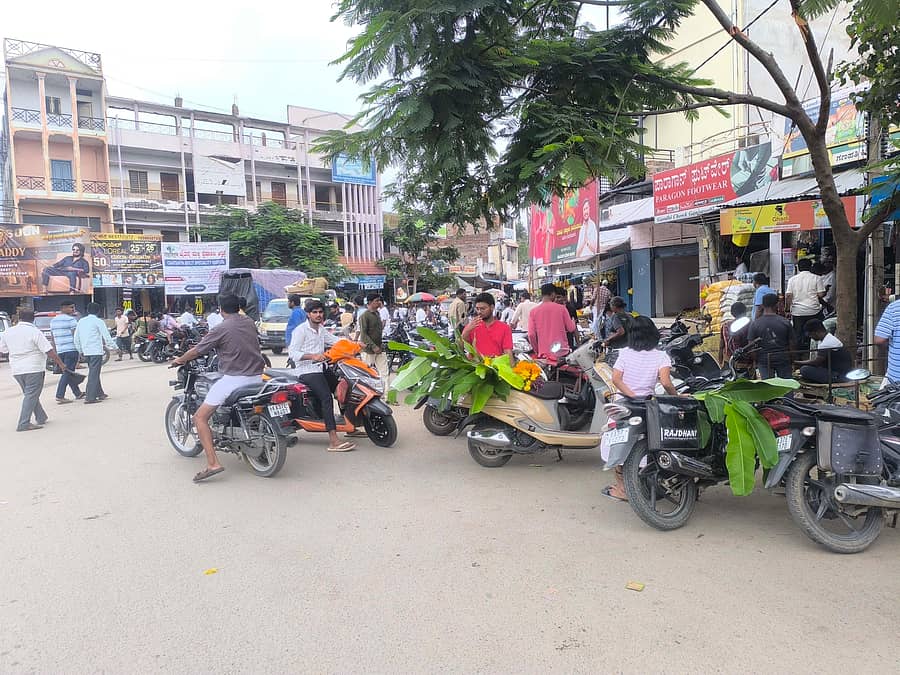 ಗಂಗಾವತಿಯ ಗಾಂಧಿವೃತ್ತದಲ್ಲಿ‌ ದೀಪಾವಳಿ ಹಬ್ಬಕ್ಕೆ ವಸ್ತುಗಳನ್ನು ಖರೀದಿಸಲು ಆಗಮಿಸಿದ ಸಾರ್ವಜನಿಕರು ರಸ್ತೆಗೆ ವಾಹನಗಳನ್ನು ನಿಲ್ಲಿಸಿದ್ದರು