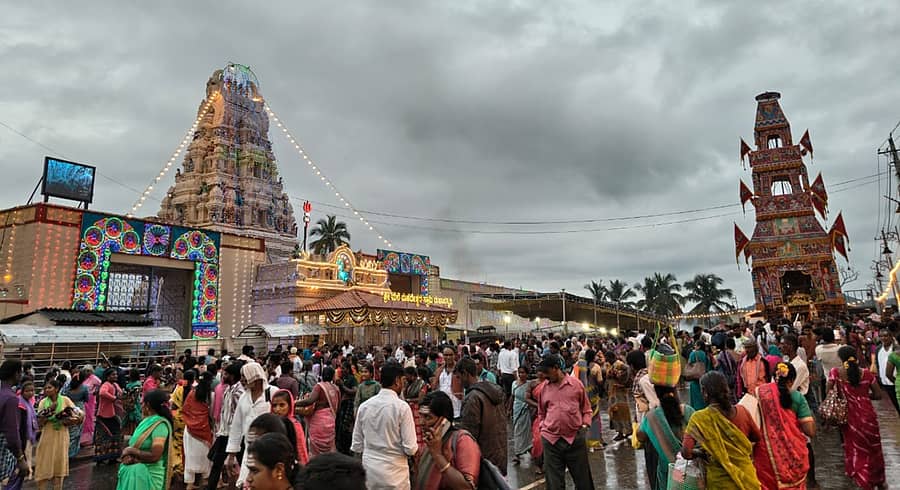 ಮಲೆ ಮಹದೇಶ್ವರ ದೇಗುಲದಲ್ಲಿ ನಡೆಯುತ್ತಿರುವ ದೀಪಾವಳಿ ಜಾತ್ರಾ ಮಹೋತ್ಸವಕ್ಕೆ ಆಗಮಿಸಿರುವ ಭಕ್ತರು