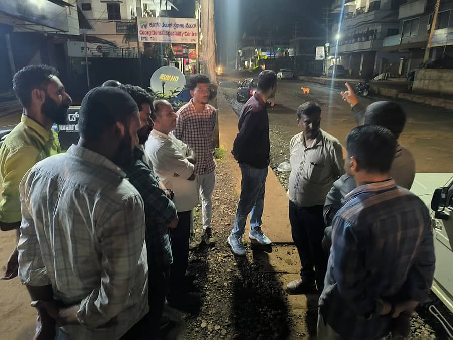 ಲೊಕೋಪಯೋಗಿ ಇಲಾಖೆ ಅಧಿಕಾರಿಗಳು ಸ್ಥಳೀಯರೊಂದಿಗೆ ಚರ್ಚಿಸಿ, ಶೀಘ್ರದಲ್ಲಿ ಕಾಮಗಾರಿ ಪೂರ್ಣಗೊಳಿಸುವ ಭರವಸೆ ನೀಡಿದರು