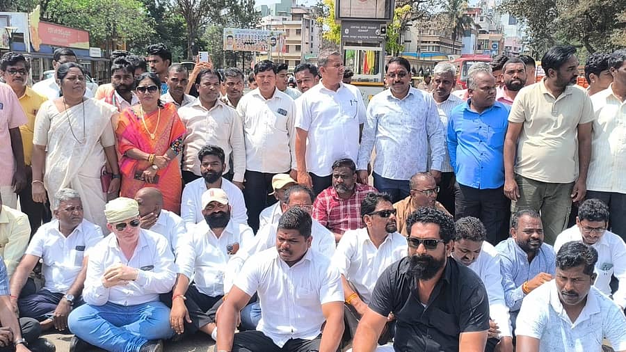 ಬೆಳಗಾವಿಯ ರಾಣಿ ಚನ್ನಮ್ಮನ ವೃತ್ತದಲ್ಲಿ ವಾಲ್ಮೀಕಿ ಸಮುದಾಯದವರು ಸೋಮವಾರ ಪ್ರತಿಭಟನೆ ನಡೆಸಿದರು