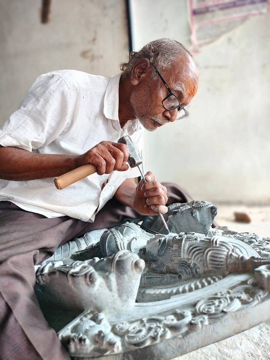 ಮೂರ್ತಿ ಕೆತ್ತನೆಯಲ್ಲಿ ತಲ್ಲೀನರಾಗಿರುವ ಚಂದ್ರಶೇಖರ ಶಿಲ್ಪಿ